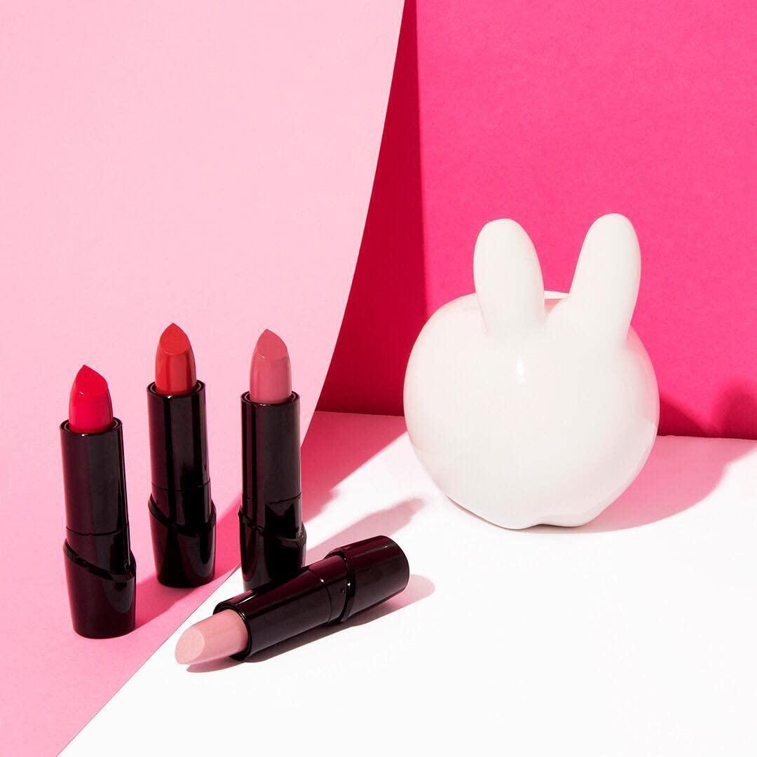 wet n wild Silk Finish Lipstick, Hydrating Rich Buildable Lip Color, Formulated with Vitamins A,E, & Macadamia for Ultimate Hydration, Cruelty-Free & Vegan – Hot Red(Java)
