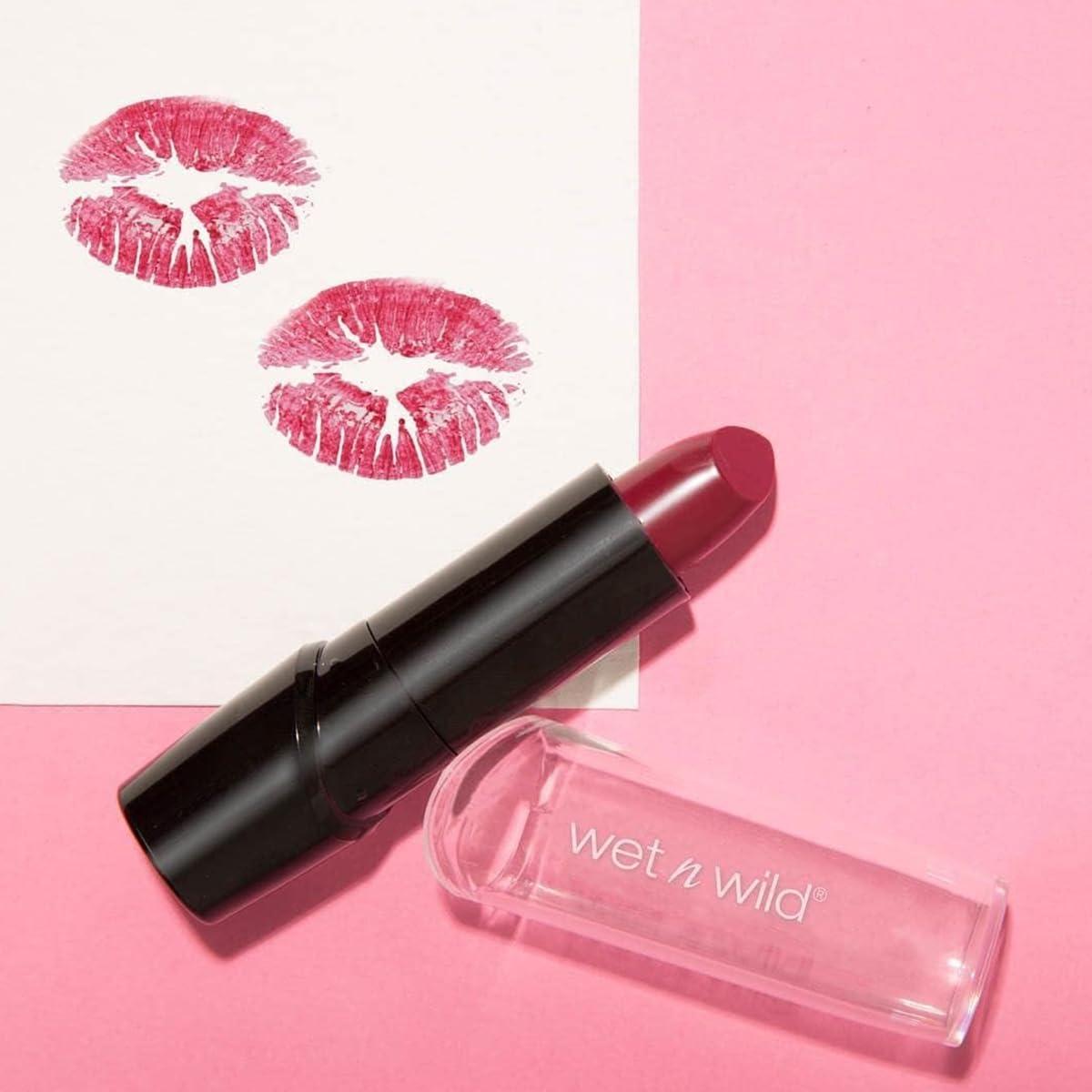 wet n wild Silk Finish Lipstick, Hydrating Rich Buildable Lip Color, Formulated with Vitamins A,E, & Macadamia for Ultimate Hydration, Cruelty-Free & Vegan – Hot Red(Just Garnet)
