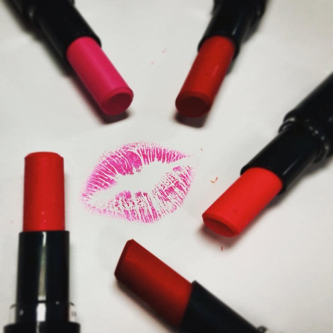 wet n wild Perfect Pout Lipstick, Black Power Outage Vegan | Gluten-Free | Cruelty-Free | Lip Color(Pink-A-Holics)