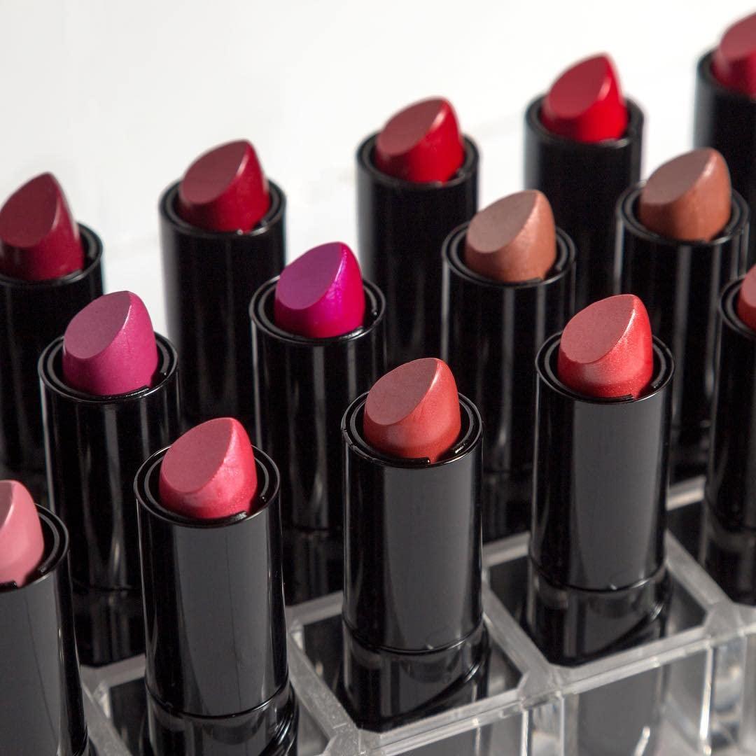 wet n wild Silk Finish Lipstick, Hydrating Rich Buildable Lip Color, Formulated with Vitamins A,E, & Macadamia for Ultimate Hydration, Cruelty-Free & Vegan – Hot Red(Mink Brown)