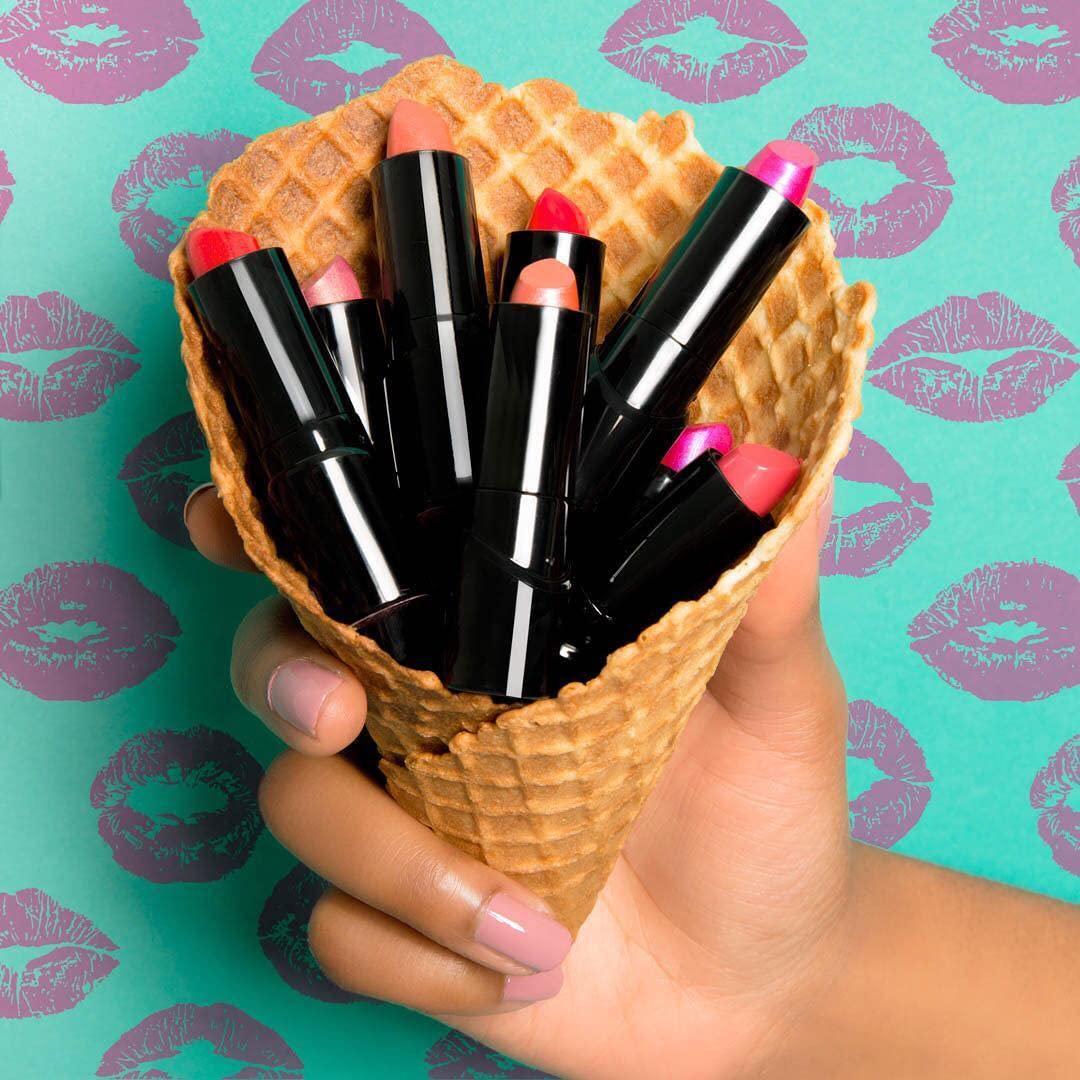 wet n wild Perfect Pout Lipstick, Black Power Outage Vegan | Gluten-Free | Cruelty-Free | Lip Color(Fiesta Party)