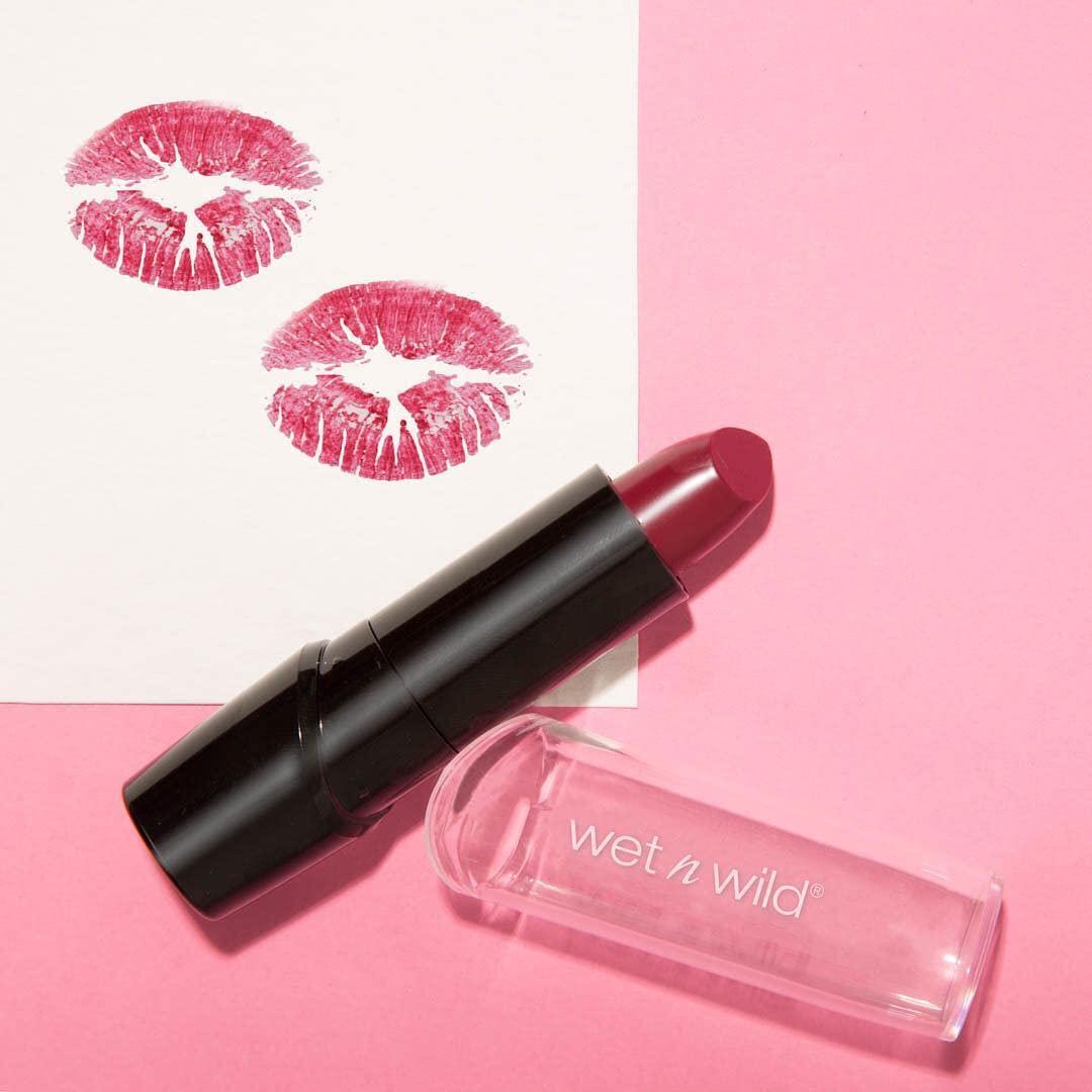 wet n wild Silk Finish Lipstick, Hydrating Rich Buildable Lip Color, Formulated with Vitamins A,E, & Macadamia for Ultimate Hydration, Cruelty-Free & Vegan – Hot Red(Raging Red)